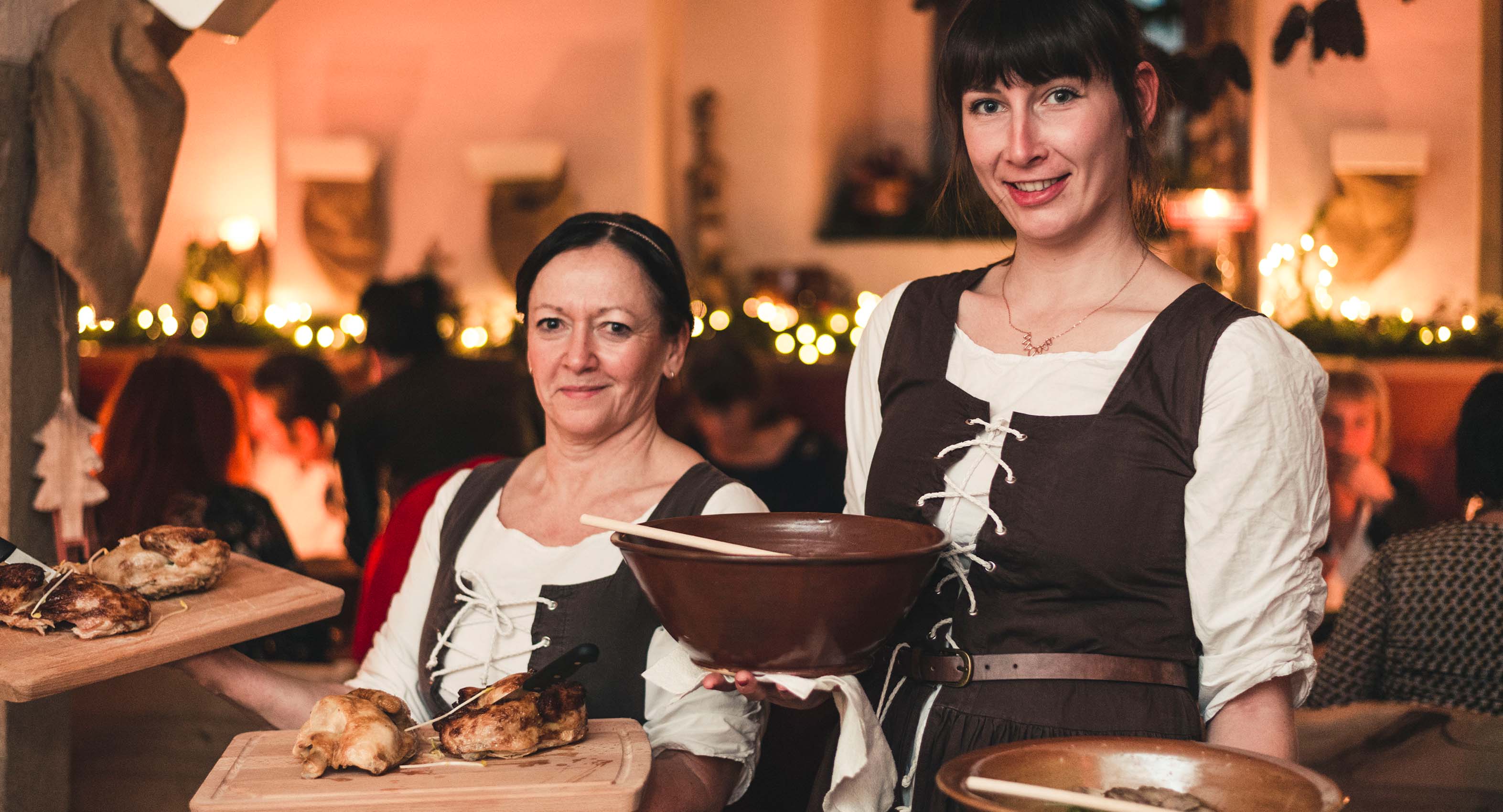 Schankmägde mit Essen